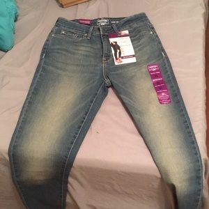 Signature Levi Strauss Mid-Rise skinny jeans